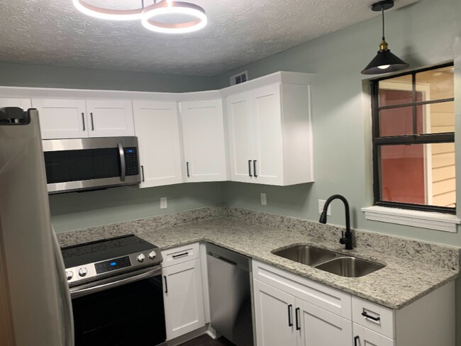 Photo - 556 Wedgewood Dr