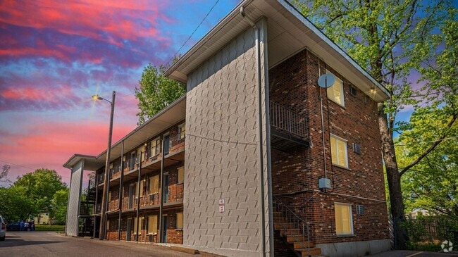 Building Photo - Newly Renovated All Electric 1 Bedroom in ... Unit 3320 Greenwood Blvd #08 Rental