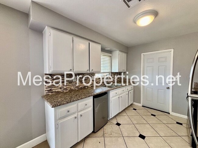 Photo - 16327 Seneca Rd