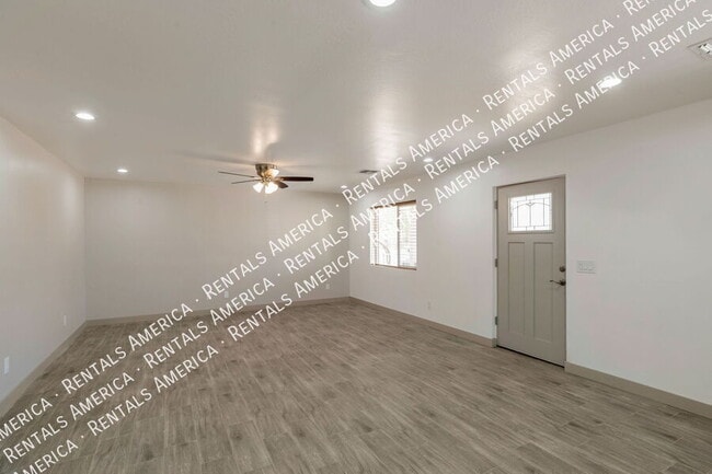 Photo - 801 E 2nd St