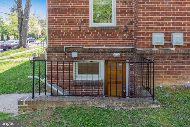Building Photo - 3640 Everett St NW