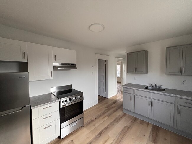 Building Photo - NEWLY RENOVATED ONE BEDROOM APARTMENT AVAILABLE IN DOWNTOWN DARTMOUTH Unit B