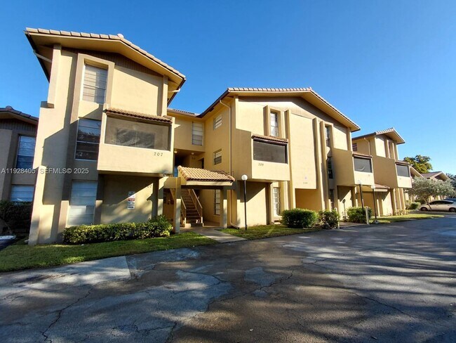 11101 Royal Palm Blvd Unidad 208