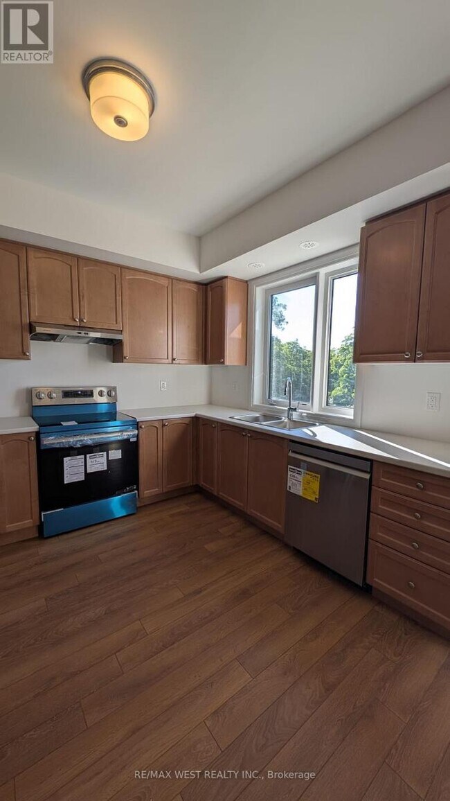 Photo - 660 Colborne St W