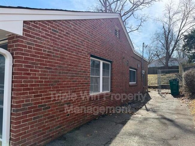 Photo - 8652 White Ave