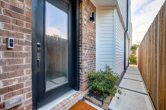 Photo - 5853 Dolores St