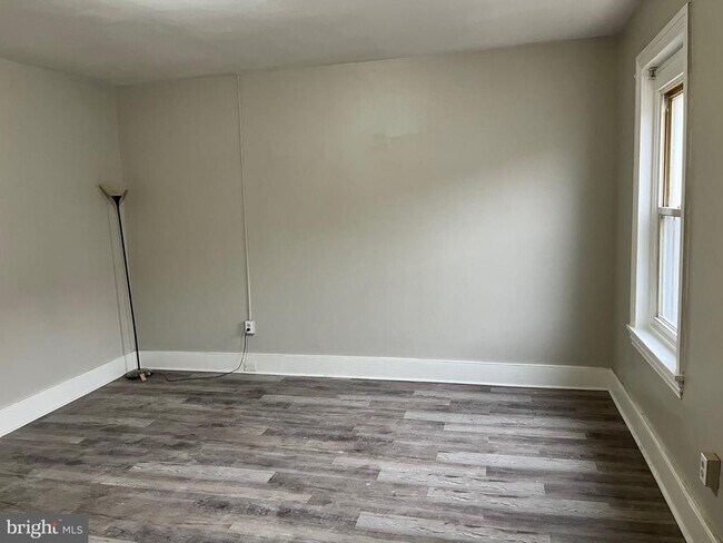 Photo - 706 Chain St