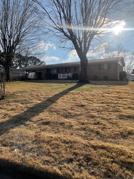 Building Photo - 3840 Forestview Dr NW