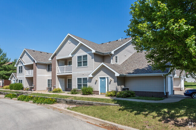 Building Exterior - Southern Hills Apartments