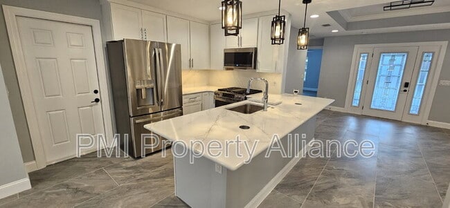 Building Photo - 1120 Lincoln Terrace Unit B