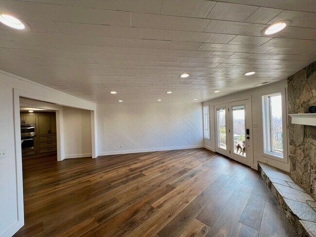 Photo - 425 Lakeview Way