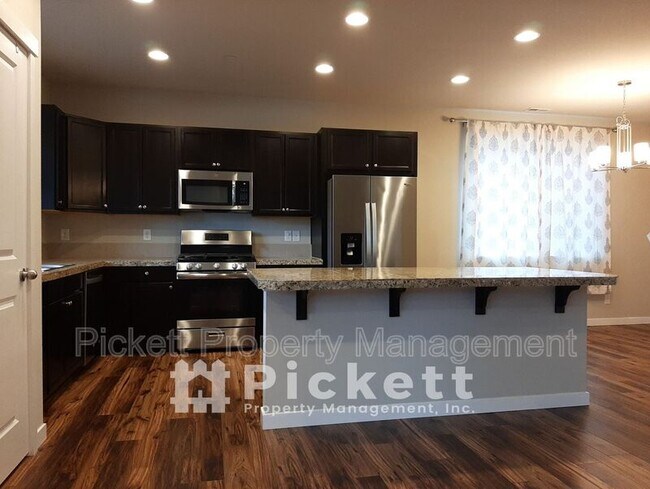 Photo - 1004 Samara St