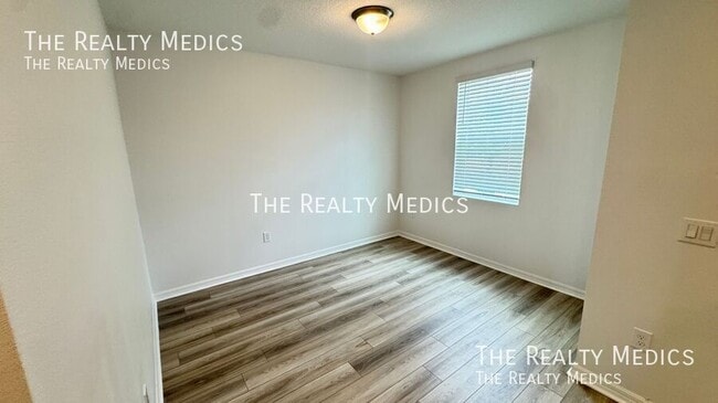 Photo - 2401 White Tail St