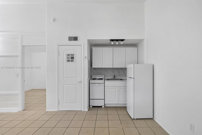 Building Photo - 840 SW 7th St Unit 842