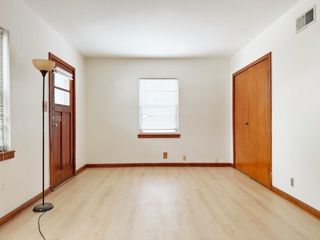 Building Photo - 1339 E Illinois St, Evansville, one bedroom, one bathroom Unit 1341 E Illinois St