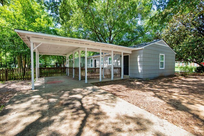 Photo - ** 3 Bed 1 Bath located in Forrest Hills *...