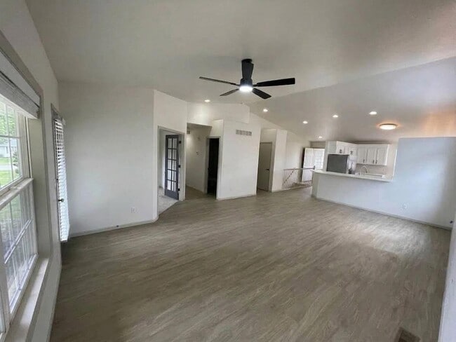 Building Photo - 201 Manor Ct