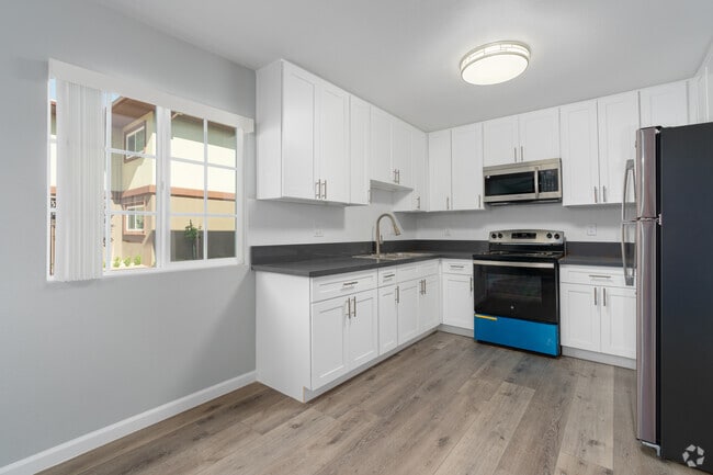 2BR, 2BA - 780SF - Kitchen