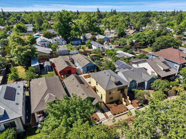 Photo - Beautifully updated 2/1 in North Oak Park! Located Close to UC Davis Med Center + MgGeorge Law Sc...