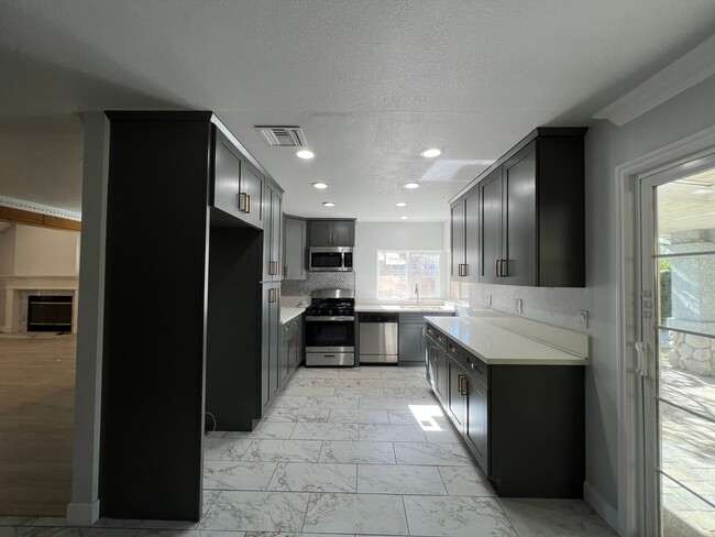 Photo - 4 bedroom + loft, 2 1/2 bath - 2 story home in central Simi