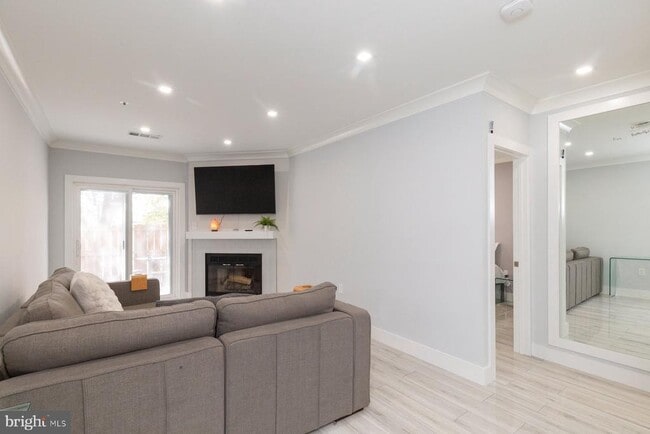 Building Photo - 255 S Pickett St Unit 101