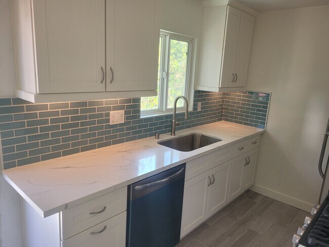 Marbled countertops with under cabinet lighting, bamboo privacy view in window - 11946 Dorothy St Apartamentos Unidad 5