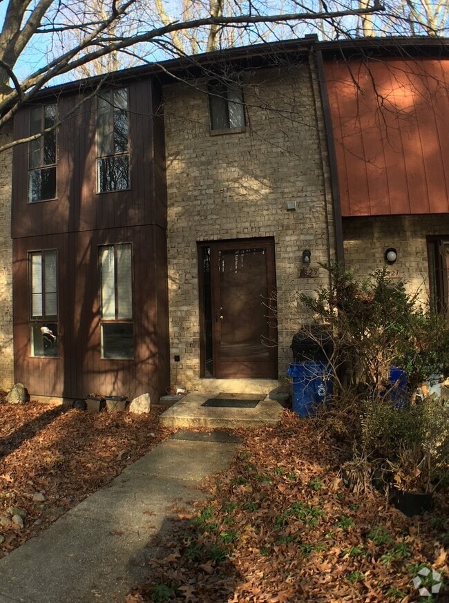 Building Photo - Spacious 3 BR, 2.5 BA townhouse with finis...