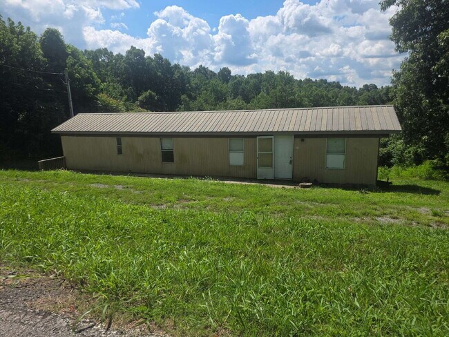 Building Photo - Charming 2 bed 1 bath with an outdoor view!