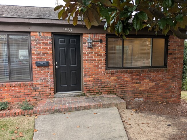 Photo - 1869 Montclaire Ln