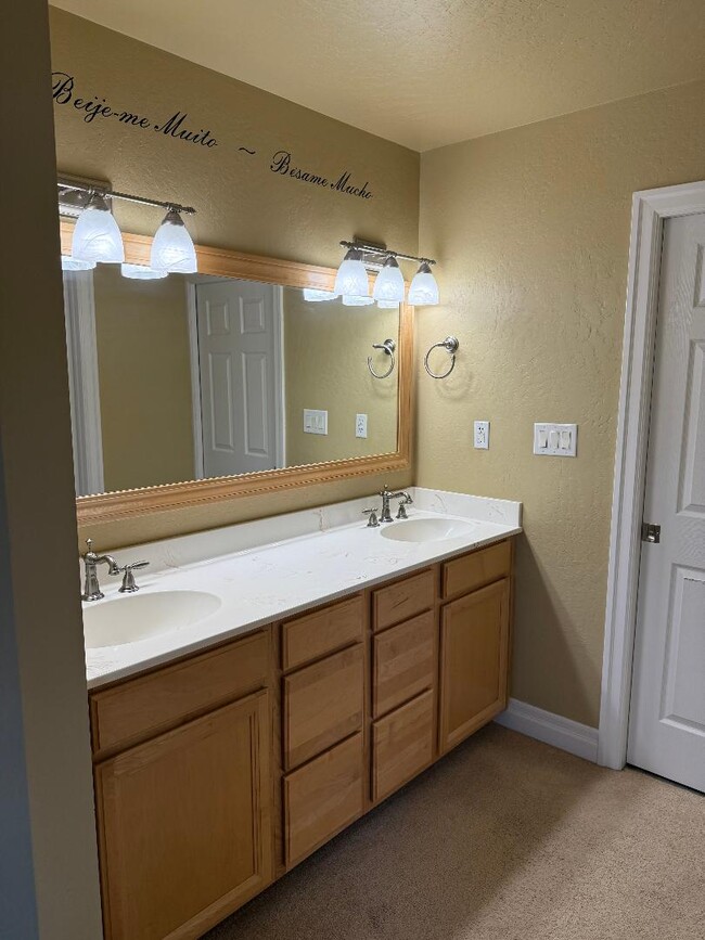 Photo - 202 Glenn Way