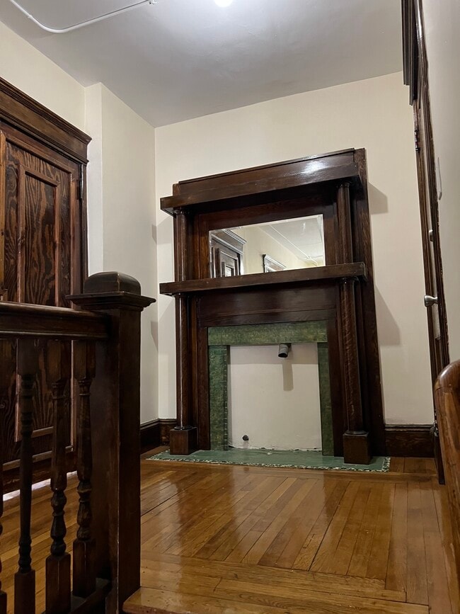 Building Photo - 32 W Alvord St Unit 2nd floor