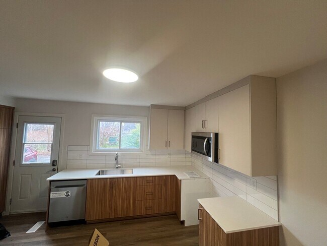 Photo - 1482A Morisset Av