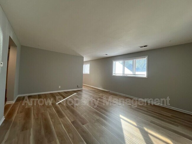 Photo - 440 Moffitt St Unit 6