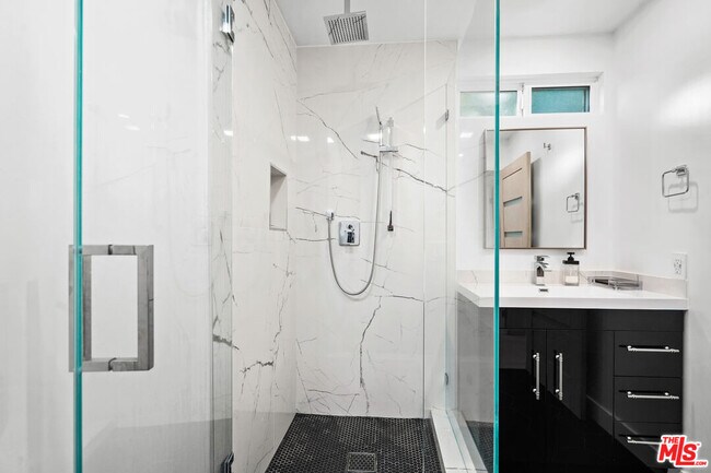 Photo - 18225 Erwin St