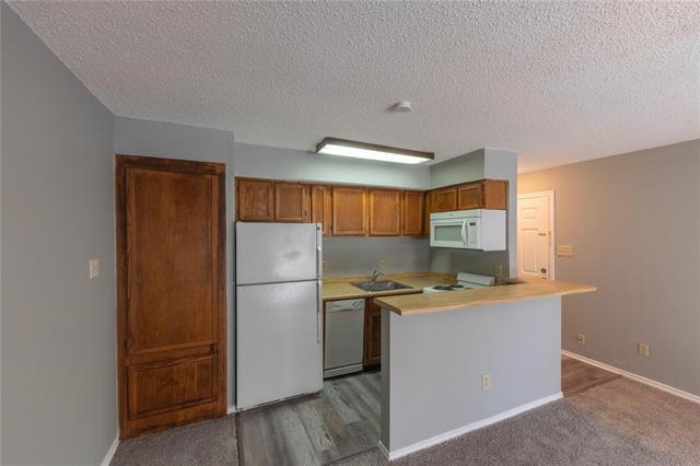 Building Photo - 9805 Walnut St Unit 305 C Rental