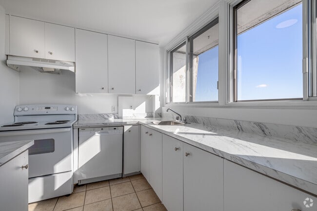 2BR, 2BA - Kitchen - 5505 Boul Cavendish
