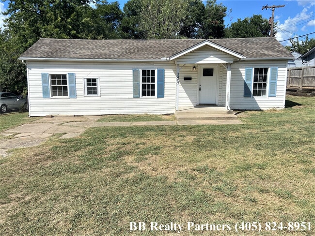 Building Photo - 3407 E 38th St Rental