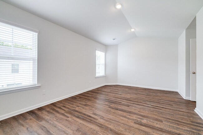 Photo - 3 Bed 2.5 Bath, Multiple Townhomes Units A...
