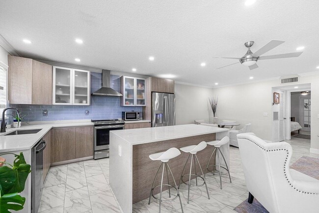 Photo - 810 High Point Dr W