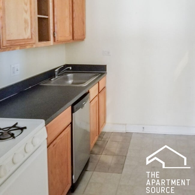 Photo - 3912 N Pine Grove Ave Unit 1W