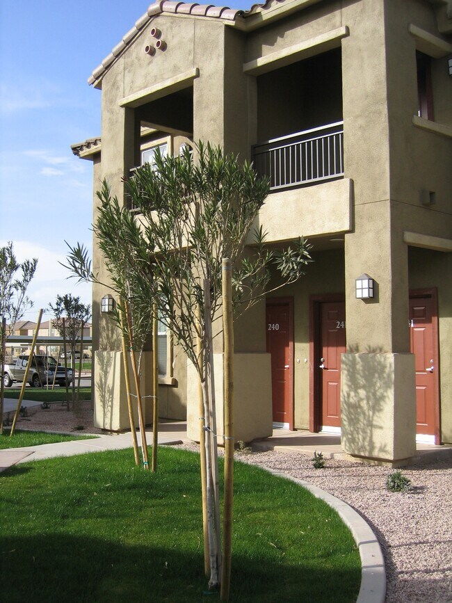 Balcón - Senior Living at Matthew Henson Apartments