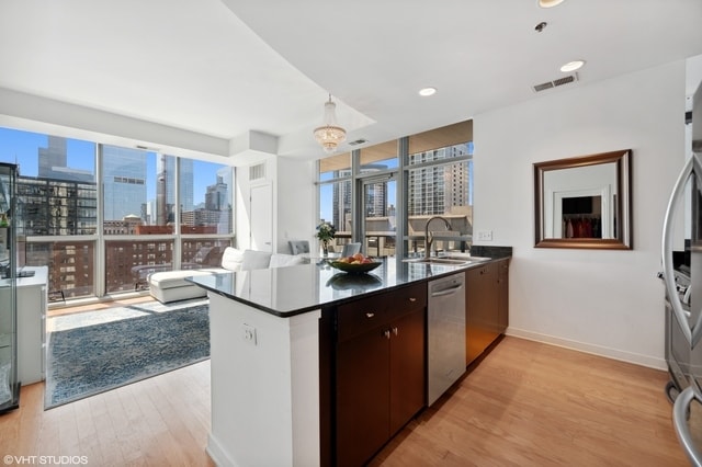 Building Photo - 8 E Randolph St Unit 10A