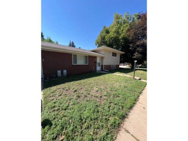Building Photo - 700 E Eastman Ave Rental