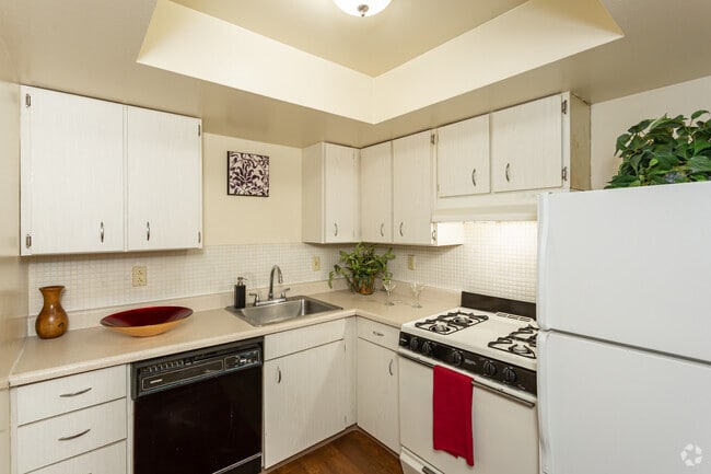 2BR, 1BA - 750 SF