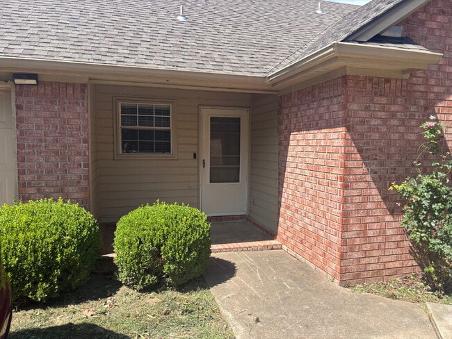 Building Photo - Two Bedroom 2 Full bath 11sqft Duplex for ... Rental