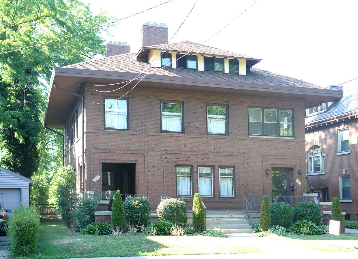 Photo - 456-458 W 10th St