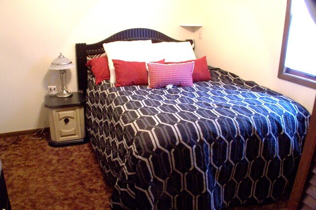 Main Bed - 727 Bolles St