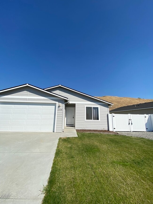 Building Photo - Beautiful 3 Bed/2 Bath Home and Half off the Rent on Move In!