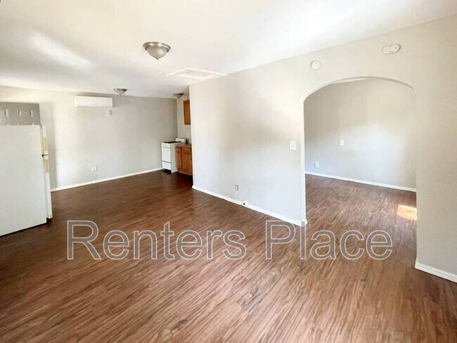 Photo - 200 1/2 E 6th St