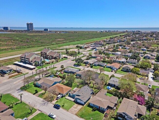 Building Photo - 105 Pompano Ave